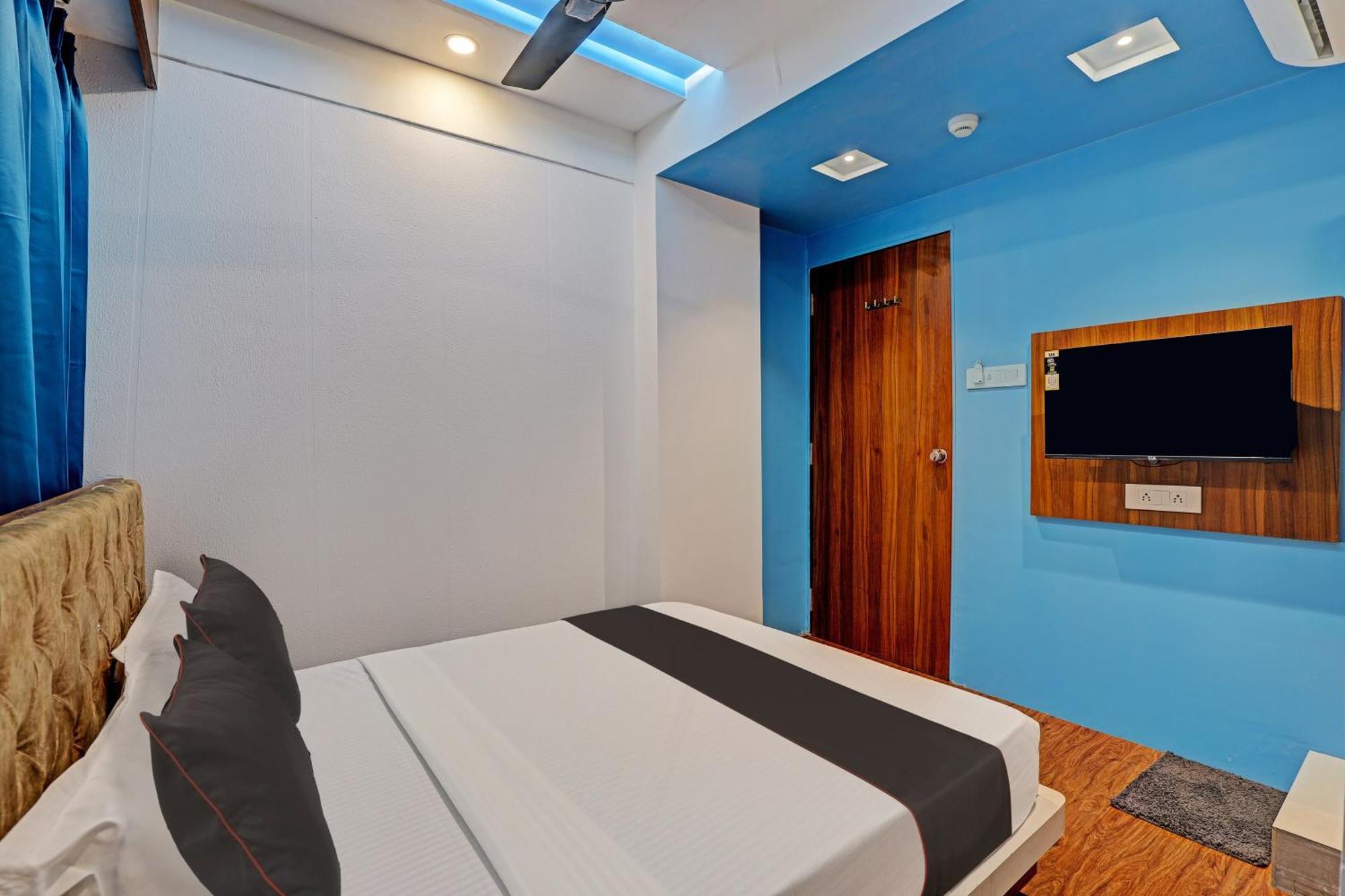 Collection O Hotel Swarg Surat Exterior foto
